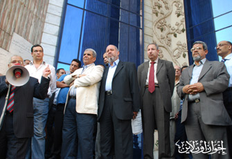 وقفة تضامنية مع د.ابو الفتوحواخوانه رغم الحصار الامنى.jpg