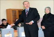 اردوغان وزوجته يدلين بصوتيهما.jpg