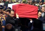 علاء وجمال مبارك يحملان النعش.jpg