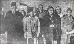 حسن البنا في وداع مجموعة من متطوعي الاخوان.jpg