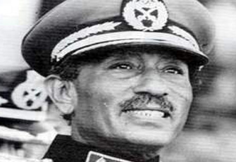 ملف:محمد أنور السادات مبتسما.jpg