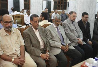 الحاج سيد نزيلى ود.عبد الحميد الغزالى وعدد من قيادات الاخوان فى العزاء.jpg