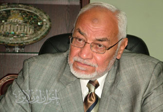 عاكف يحتسب فتحي عثمان وزوجة الشهيد طلعت.jpg