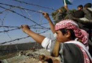 اطفال غزة يتظاهرون قرب الحود المصرية ضد الجدار الفولازى.jpg