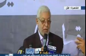 د. محمود حسين يتلو بيان الإخوان.jpg