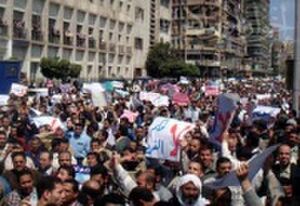 إخوان الشرقية يحتجون على رفض قبول أوراق مرشحيهم.jpg