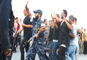 عناصر من شرطة حماس يقتادون معتقلين من عائلة حلس.jpg
