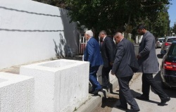 الشيخ راشد يعزّي السفير الإسباني في ضحايا متحف باردو.3.jpg