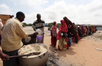 الشعب الصومالى ينتظر من يمد له يد العون.jpg
