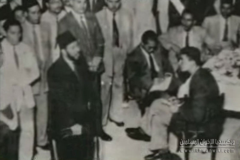 ملف:الإمام-الشهيد-حسن-البنا-وسط-إحدى-المؤتمرات.jpg