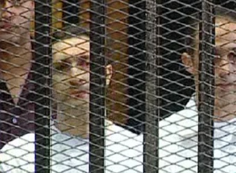 آل مبارك خلف القضبان.jpg