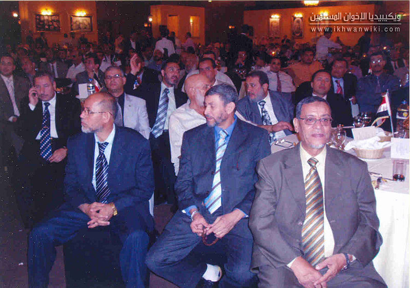 ملف:الحاج-السيد-نزيلي-وسط-الحضور.jpg