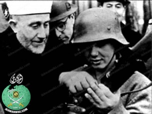 الحاج أمين الحسينى معأحد الجنود.jpg