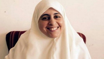 تطالب بوقف تعذيب المعتقلة.jpg