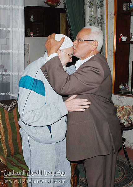 ملف:محمود-حامد-يقبل-رأس-عبدالرحمن-البنان.jpg