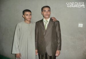 الشهيد وأخوه.jpg