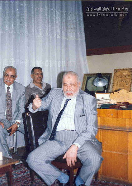 ملف:المستشار-الهضيبي-والأستاذ-مهدى-عاكف-وابراهيم-شرف-(2).jpg