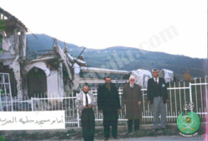 الدكتور-أحمد-الملط-والدكتور-عبدالمنعم-أبو-الفتوح-في-سراييفو-أمام-مسجد-محطم.png