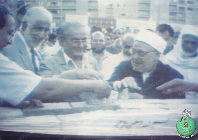 ملف:الغزالي-والملط-وحمدي-السيد-في-وضع-حجر-الاساس-لفرع-الجمعية-الطبية.jpg