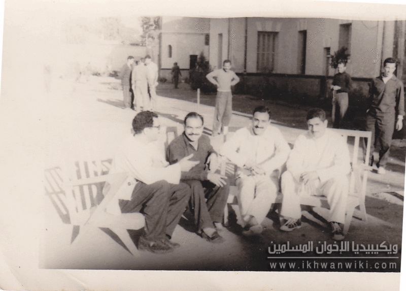 ملف:طلعت-الشناوي-واقف-على-الجنب.gif