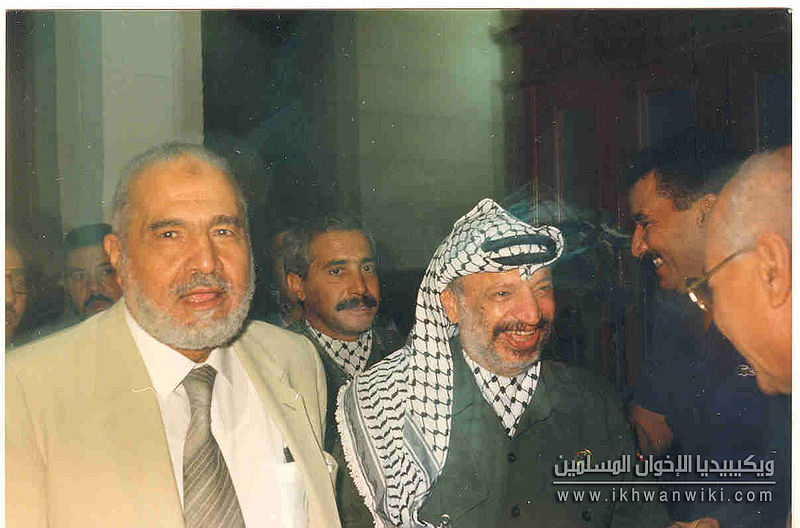 ملف:ياسر-عرفات-والهضيبي-بمكتب-الارشاد.jpg