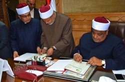 شومان في مكتبه.jpg